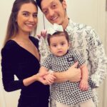 Amine Gülşe Instagram - Yeni yılınızı kutlar huzur, mutluluk ve sağlık getirmesini dileriz 🤲🏼👨‍👩‍👧❤️