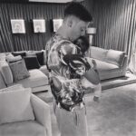 Amine Gülşe Instagram - Öyle güzel bakıyorsun ki kızımıza gözlerindeki o ışıltı, mutluluk ve huzur hiç sönmesin, babalık sana çok yakıştı iyi ki varsın ❤️ Babalar günün kutlu olsun ömrüm 👨‍👩‍👧🤲🏼