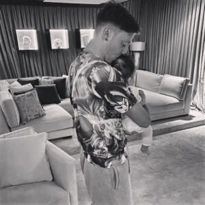 Amine Gülşe Instagram - Öyle güzel bakıyorsun ki kızımıza gözlerindeki o ışıltı, mutluluk ve huzur hiç sönmesin, babalık sana çok yakıştı iyi ki varsın ❤️ Babalar günün kutlu olsun ömrüm 👨‍👩‍👧🤲🏼