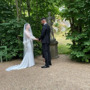 Amine Gülşe Instagram - Mrs & Mr Gülşe 👰🏽🤵🏽❤️
Öyle mutluyum ki bugün biricik abim @sahangulse evlendi 😍Güzeller güzeli @stefanieduarte su gibiydi beyazlar içinde 😍Allah mutluluğunuzu daim etsin inşallah bir ömür boyu birbirinize böyle güzel bakarsiniz ❤️🙏🏼 Sizi çok seviyorum 🥰