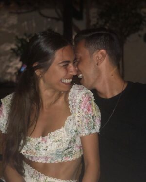 Amine Gülşe Instagram - Bir sene geçti birbirimize sonsuza dek evet diyeli hayalimiz bir yuva kurmaktı Allah önce bizi birbirimize sonra bize Eda’yı bağışladı ömrümüze ömür kattı şükürler olsun ki böyle güzel bi aile olduk Allah nice mutlu huzurlu seneler göstersin ❤️🤲🏼Evlilik yıldönümümüz kutlu olsun kocacım iyi ki varsın seni bütün kalbimle seviyorum 👨‍👩‍👧❤️