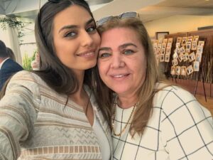 Amine Gülşe Instagram - Benim diğer yarim herşeyim❤️ sen benim bu dünyadaki en güzel varlığımsın Allahıma şükürler olsun ki ben senin kızın olmuşum, iyiki iyiki varsın benim biricik annem ❤️👩‍👧‍👦 Başta baş taçım dünyalar güzeli annemin sonra tüm annelerin anneler gününü kutluyorum🌹 Allahım annelerimizi başımızdan eksik etmesin amin🙏🏼❤️