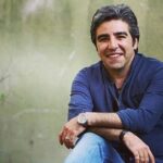 Amir Jafari Instagram - قلمت خالق لحظه های شاد و لبخندهای مردم بود ...دوست و نویسنده توانا و کم نظیر ..ناباورانه نبودنت را تسلیت میگوییم ...در پناه مهربانی خدا باشی و لبخندی که به ما هدیه دادی از خدا بگیری ... تسلیت به خانواده محترمشان و جامعه هنری ریما رامین فر _امیر جعفری #خشایار_الوند #فیلم_نامه_نویس