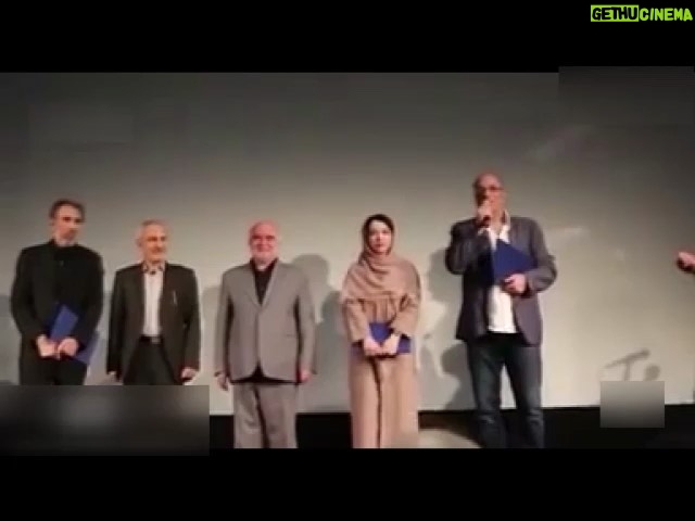 Amir Jafari Instagram - پست ورق زدنی . حدود سه سال از پخش این کلیپ های یک دقیقه ای از مصاحبه شصت دقیقه ای من میگذره و بیست و چند سال هم از حضور من در تئاتر، تلویزیون و سینما در طول این مدت به عنوان عضو کوچکی از جامعه بازیگری، افتخار حضور در نگاه مردم را داشتم این افتخار بالاترین ثروتی بوده که نصیبم شده و با هیچ چیز عوضش نمیکنم برآیند تمام صحبت های من در اون مصاحبه یک ساعته بر خلاف اون چیزی هست که با ناجوانمردی تدوین و تقطیع شد. ابدا اون چیزی نبود که برداشت شد. این اولین بار نیست که مشمول این اتفاقات شدم و آخرین بار هم نخواهد بود ... اگر نارسایی کلامم باعث شد آنچه که در ذهن و قلبم بود به هر دلیل(از شرایط مصاحبه تا نحوه گفتار غلط و شاید ناقصم به خاطر ناتوانی در سخنوری که کمترین سو استفاده رو بشه ازش کرد) باعث رنجش عزیزان بشه تمام قد می ایستم و عذرخواهی می‌کنم و قدردان تمامی زحمت‌ها، صبوری‌ها، نجابت و شرافتشون هستم. امیدوارم اگر حرفم دلپذیر نیست دلم پذیرایِ همه نقدهای وارد بهم باشه ... اراتمند تمام محبتهاتون که بزرگترین ثروته امیر جعفری #امیرجعفری