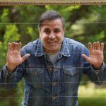 Amir Jafari Instagram - علی سلیمانی مهربان و رفیق واقعی هم یکی از پونصدو چند نفر مقتولِ..قتل های سیاست شد ! لعنت به شما که شما زندگی و امید و هست و نیست مارا نشانه گرفتید و قیمت گذاری کردید ... برای تمام این مرگ ها و از دست دادن ها و داغ های بی پایان این" قتل ها" مسئولید ! علی جان قلبم از نبودنت و غم خانواده و عزیزانت درد میکند ..امیدوارم دستی از "واقعیتِ عدالت و آه ستان " برای تسلی روی شانه خانواده ت و ما باشد ... #علی_سلیمانی #واکسن_کرونا #لعنت_به_کاسبان_کرونا #قتل ۱۴۰۰/۵/۲۱