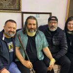 Amir Jafari Instagram - "شهرک الفبا "قسمتی از ماندگار ترین خاطرات دهه شصت و هفتاد ..و بسیاری از بزرگترهاست فردوس حاجیان معلمی که الفبای عشق ورزیدن را بی ادعا به ایرانمان اموخت، شور و شوق اموختن را در نگاه و اموزشش دیدیم و آموختیم ...آموزگاری که به قول خودش در دل جنگ، صلح و شادی و مهربانی را به فرزندان شهید ،کودکان یتیم و مدارس محروم هدیه کرد و امروز جایش خالیست ... جامعه ما به این چهره اشنایی حوزه تعلیم و تربیت و نویسنده خلاقی که مبتکر شیوه های شگرف از آموزش بود بسیار مدیون هست عمو فردوس این روزها به علت جانبازی شیمیایی در جنگ تحمیلی در بستر بیماریست .. دیروز افتخار عیادت از این معلم بزرگ دوست و همکلاسی و همکار قدیمی نصیبمان شد ...معلمی توانا و متواضع و هنرمند و انسانی درد آشنا ... با آرزوی سلامتی و سرفرازی در "نزدیکی تولدش " برای اسطوره ی نسل دیروز و امروزِ بسیاری از فرزندان ایران زمین "ریما رامین فر _امیر جعفری" #فردوس_حاجیان #عمو_فردوس #شهرک_الفبا #برنده_مدال_یونسکو #رییس_دانشگاه_هنر_معماری #ممنوع_التصویر #جانباز_شیمیایی