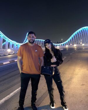 Amir Khan Instagram - Bumped into a cute girl last night so I asked for a picture 🤩