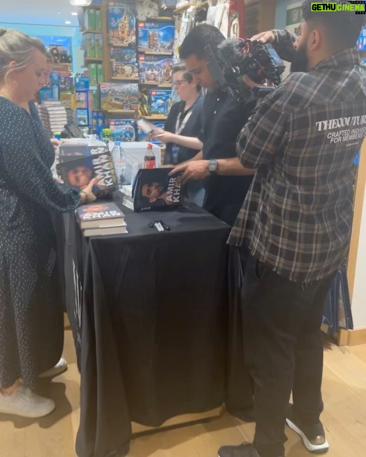 Amir Khan Instagram - 1st day for my book signing and media work. We visit the Trafford centre @waterstones. A very big turn out at lunch time. Thanks to you all for buying the book and supporting me. Hope it’s a good read 😉 @thetraffordcentre @penguinukbooks @bbcnews @granadareports Trafford Centre