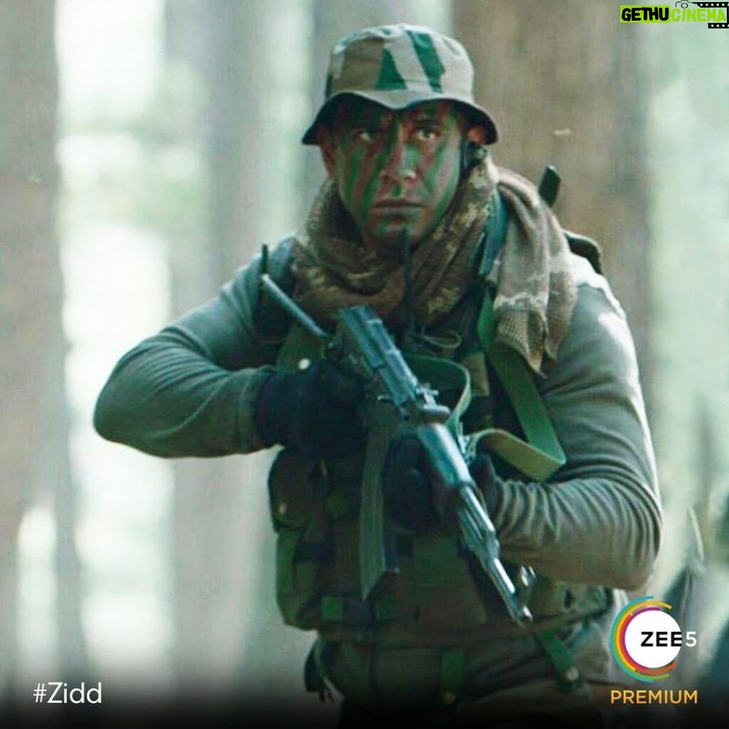 Amit Sadh Instagram - Fate whispers to the warrior - “ You cannot withstand the storm” And the warrior whispers back- “I am the storm” #Zidd coming soon @zee5premium #JeetKiZidd @amupuri @_boney_kapoor @officialsushantsingh @vish2vish @freshlimefilms @bayviewprojectsllp @joysengupta04 @skyflierindian @alygoni