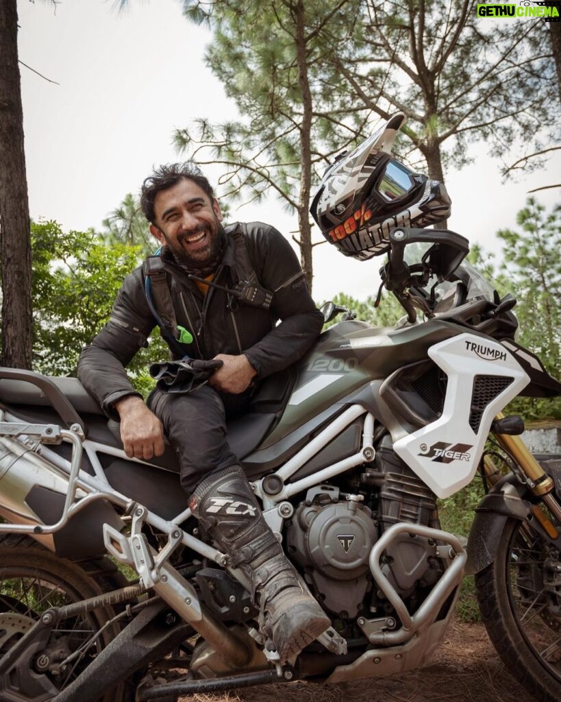 Amit Sadh Instagram - These photos are a testament to the ride so far and how ecstatic & grateful I am for this ride ❤ It's truly a blessing to be born in this beautiful country🇮🇳. Sharing a few updates... We left from Sangla yesterday and rode via Powari & Spillow. We stopped to refuel at Pooh and then stopped at Nako for lunch. On our way to Kaza, as we were passing by Lari Village, I dropped my phone from the mount. 👀 That's when the whole team became Sherlock Holmes😜, and we found the location of the phone… Long story short, we found the phone and learning from this is that I need to change my mount and get the new Tiger mount for the phone. 😎 We are now in Kaza, the network is still sporadic, but as promised we will keep sharing the ride.🥰 #motorcyclessavedmylife #himachalpradesh #sangla #kaza #spitivalley Himachal Pradesh