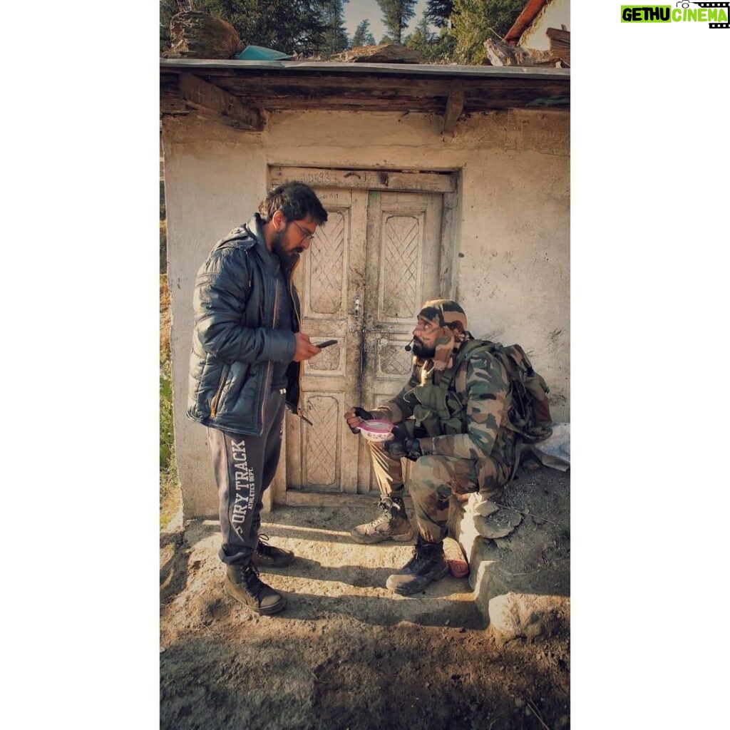 Amit Sadh Instagram - This was almost afternoon during naptime & in between shots. Since we were shooting at high altitude, there was no point going down. So this is just one day - tired and exhausted, but everytime we wore the uniform everyday when we went to replay and enact the great story of courage of our Indian forces, it was incredible. That gave me extra strength and we never felt tired. This has been one of the biggest honours of my life. Doing this role has taught me so many things which I am sure will help me grow as a human being! 🙏 #Avrodh ‪#Avrodh now streaming on @sonyliveindia‬ ‪@applausesocial @iradaentertainment @rajacharya1 ‬@samkhan