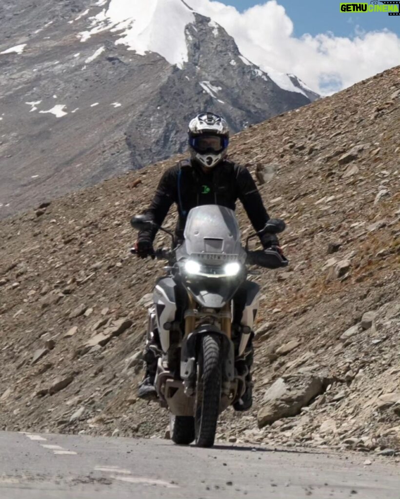 Amit Sadh Instagram - Amidst a busy acting career, actor Amit Sadh (@theamitsadh) find solace in nature and motorcycles. His recent 5,288-kilometer solo expedition on a Triumph Tiger (@indiatriumph) 1200cc from Mumbai to Kinnaur, Spiti, Zanskar Valley, and Leh was more than a test of riding skills—it was a transformative journey, connecting him with the great outdoors and diverse cultures. Head to the #linkinbio to read more. ✍: @theamitsadh #amitsadh #triumphtiger #motorcyclespirit #bollywood