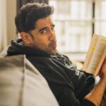 Amit Sadh Instagram – Can you guess what I’m reading? 
Hint: Book at it Again! 😛

📷: @clickkaari