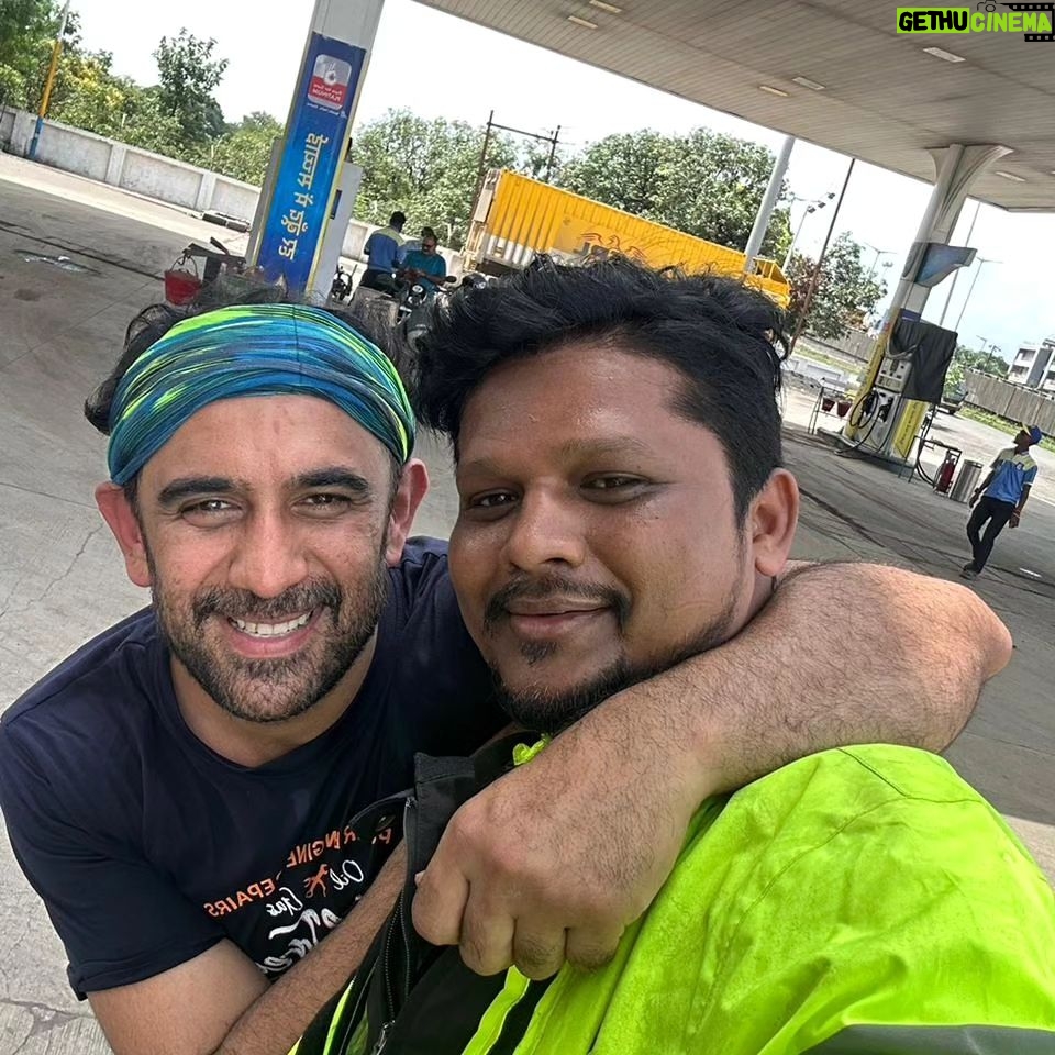 Amit Sadh Instagram - To wrap up the trip, I want to thank every single person who made this trip an unforgettable adventure ❤ Some were with me, some worked tirelessly behind the scenes to bring my trip to you. Thank you @mandvisharma16 @treeshulmediasolutions & @justrightstudioznx It was their energy, dedication and support that made every moment a memory ✨ #motorcyclessavedmylife #bikeride #traveldiaries #dreamteam