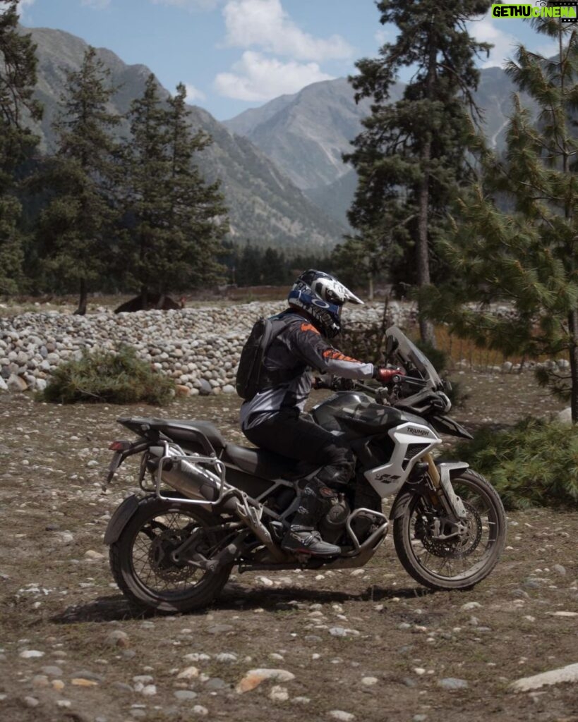 Amit Sadh Instagram - These photos are a testament to the ride so far and how ecstatic & grateful I am for this ride ❤️ It's truly a blessing to be born in this beautiful country🇮🇳. Sharing a few updates... We left from Sangla yesterday and rode via Powari & Spillow. We stopped to refuel at Pooh and then stopped at Nako for lunch. On our way to Kaza, as we were passing by Lari Village, I dropped my phone from the mount. 👀 That's when the whole team became Sherlock Holmes😜, and we found the location of the phone… Long story short, we found the phone and learning from this is that I need to change my mount and get the new Tiger mount for the phone. 😎 We are now in Kaza, the network is still sporadic, but as promised we will keep sharing the ride.🥰 #motorcyclessavedmylife #himachalpradesh #sangla #kaza #spitivalley Himachal Pradesh