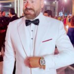 Amr Youssef Instagram - "انا بحب الضحك و الفرفشة و الانبساط" 😂 مبيحبش الندب و بيحب يتبسط، لو راح مكان لقي زحمة مش هيتعصب خالص و هيتبسط، عملناله اختبار علشان نعرف هو شخص درامي ولا لا و مطلعش شخص درامي خالص، الفنان عمرو يوسف من علي ريد كاربت مهرجان القاهرة للدراما #جوسيبس_في_مهرجان_الدراما #مهرجان_الدراما @cairodramafestival