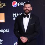 Amr Youssef Instagram - It was a pleasure attending yesterday’s opening ceremony of the 4th edition of El Gouna film festival! Styled By: @yasmineeissa Suit: @orangesquarecairo Pin: @huwadesign