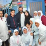 Amr Youssef Instagram - كان يوم رائع قضيناه مع الاطفال في مستشفي مصر لعلاج امراض الدم ( الهيموفيليا ) الحقيقة الناس هناك عاملين مجهود جبار و تم انقاذ حالات كثيرة كانت مهددة بالموت او بالبتر لأحد اطرافها من اهم اسباب تلك الامراض هي زواج الاقارب ( اتمني وجود حملات توعية في هذا الشأن قريباً ) كنا سعداء بوجودنا معاكم و سعيد جداً بمحبتكم شكراً لكل ملائكة الرحمة و شكر خاص للدكتور نجلاء شاهين لدورها الرائع و لإتاحتها لنا فرصة زيارة الاطفال ❤️ #عمرو_يوسف