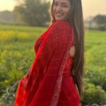 Amrapali Dubey Instagram - सरसों के खेत, धुंधली बेला और यह गाना ♥️