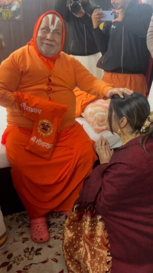 Amrapali Dubey Instagram - परमपूज्य जगत गुरु श्री रामभद्राचार्य जी के दर्शन करने का सौभाग्य मिला और उनके अमृत महोत्सव {75 वाँ जन्मोत्सव} की बधाई देने का अवसर मिला 🥰 
गुरुजी जितने विद्वान और ज्ञानी हैं, 
उतने ही प्यारे और हंसमुख भी हैं 🥰🙏🏻 #जयश्रीराम🚩