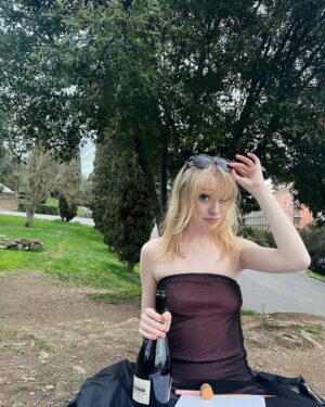 Amybeth McNulty Instagram - Painting in the park💌