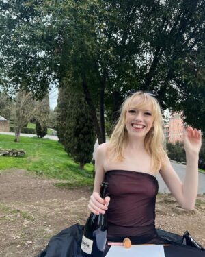 Amybeth McNulty Instagram - Painting in the park💌