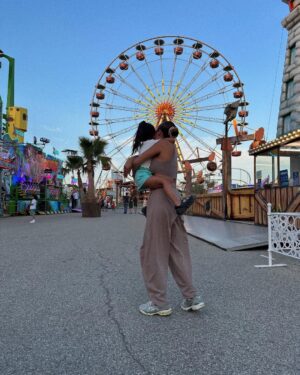 Anaïs Camizuli Instagram - TOI + MOI = on se suffit 🤍

Mon ensemble vient de chez @zara 
Je l’ai acheté de toutes les couleurs  tellement il est confortable.