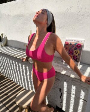 Anaïs Camizuli Instagram - Toujours et encore du rose 💕 

Maillot @etam