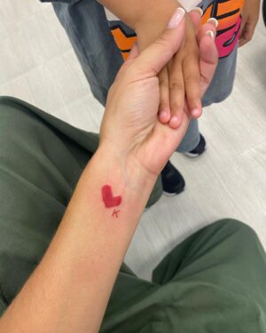 Anaïs Camizuli Instagram - Ma fille gravé à vie , avec le coeur qu’elle m’a dessiné ❤️

Merci @atomink_tattoo_13_0666815241 pour me l’avoir tatoué à l’identique.
