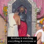 Anagha Bhosale Instagram - Hearing pastimes of Krishna & how he comes for his devotees is just magical it also increases our love & faith for the lord, (moral of the story you can cheat the world but u can never cheat Krishna he is always watching you) Pl read the story ⬇️ भगवान कृष्ण प्रेम संबंध में एक युवा भक्त के विवाह के पक्ष में गवाही देने के लिए गवाह के रूप में आए थे, जिस पर सवाल उठाया जा रहा था। पौराणिक कथा के अनुसार, गाँव के एक गरीब युवक, जिसे गाँव के मुखिया की बेटी से प्यार हो गया। हालांकि, उच्च आर्थिक स्थिति का होने के कारण, मुखिया ने इस युवक और उसकी बेटी के बीच विवाह का विरोध किया। मुखिया और युवक समेत ग्रामीण काशी की यात्रा पर निकले थे | गाँव का मुखिया बीमार पड़ गया और साथी ग्रामीणों ने उसे छोड़ दिया। युवक ने उसकी इतनी अच्छी देखभाल की कि वह जल्द ही ठीक हो गया और कृतज्ञता में, अपनी बेटी की शादी युवक से करने का वादा किया। जैसे ही वे गाँव लौटे, मुखिया अपने वादे से मुकर गया, युवक से अपने दावे के समर्थन में एक गवाह पेश करने के लिए कहा। भगवान गोपाल, युवक की भक्ति से प्रभावित होकर, एक शर्त पर वादा करके गवाही देने के लिए सहमत हुए: कि युवक नेतृत्व करे और वह उसका अनुसरण करे, लेकिन युवक को कभी पीछे मुड़कर नहीं देखना चाहिए। वह रेत के एक टीले से गुजरते हुए गाँव का रास्ता ले गया। जैसे ही वे गुजरे, वह व्यक्ति भगवान के कदमों को नहीं सुन सका और वापस मुड़ गया। तुरंत भगवान मौके पर जड़े पत्थर की मूर्ति में बदल गए। गांव वाले बहुत प्रभावित हुये कि भगवान ने खुद युवक के इस दावे का समर्थन किया फिर युवकों की शादी कर दी गई है; बाद में उन्हें भगवान गोपाल के सम्मान में बने मंदिर के पहले पुजारी के रूप में नियुक्त किया गया, जो साक्षी के रूप में आए (संस्कृत में साक्षी के रूप में जाना जाता है)। यहां भगवान कृष्ण की मूर्ति एक दुर्लभ प्रकार के अविनाशी पत्थर से बनी है जिसे ब्रज कहा जाता है। Please start chanting Hare Krishna mahamantra everyone & experience Krishna’s love for you