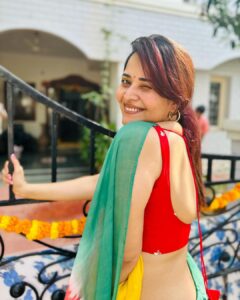 Anasuya Bharadwaj Instagram - అందరికీ మకర సంక్రాంతి శుభాకాంక్షలు 🌾❤️🍚🪁 सभीको मकर संक्रांति कि शुभकामनाएँ 🌾❤️🍛🪁 Happy Sankranthi everyone 🌾❤️🍲🪁