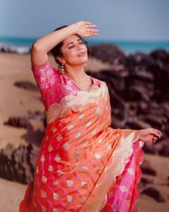 Anasuya Bharadwaj Instagram - Sky above, sand below,sea behind, peace within 🌊🧡🩷 Look,Blouse design & Styled by @rishi_chowdary Blouse @ithiofficial MUA @makeupbysiva HSA @telusivakrishna Accessories @shopriyaaofficial VC @mark_my_click Celebrity Management by @kalyansunkara @umediaentartainments Asst by @karthik12340