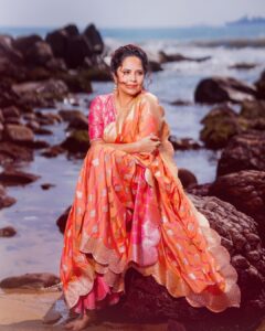 Anasuya Bharadwaj Instagram - Sky above, sand below,sea behind, peace within 🌊🧡🩷 Look,Blouse design & Styled by @rishi_chowdary Blouse @ithiofficial MUA @makeupbysiva HSA @telusivakrishna Accessories @shopriyaaofficial VC @mark_my_click Celebrity Management by @kalyansunkara @umediaentartainments Asst by @karthik12340