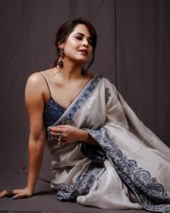 Anasuya Bharadwaj Instagram - Embraced Elegance 🦢🦋 @makeupbysiva 🩵 @telusivakrishna🩶 @karnikajewelshyd 💜 @valmikiramuphotography 🤎