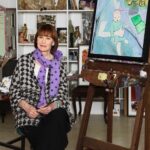Anderson Cooper Instagram - My mom, @gloriavanderbilt, died one year ago today. She is alive in my heart and in the hearts of all who knew her and loved her. She had an extraordinary and indomitable spirit, grit, determination, passion, and vulnerability. She experienced great love and horrific tragedies, but she never lost her almost childlike optimism; her openness to the world around her. She chose to remain vulnerable. Others would have closed off their hearts, protected themselves. My mom wanted to see and hear and feel everything....and that is exactly what she did. Bravo, Mom, Bravo. @gloriavanderbiltstudio @gloriavanderbilt (photo credit @joshgaddy)