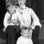 Anderson Cooper Instagram - Happy Mother’s Day to a true original, my mom, @gloriavanderbilt. At 94 she is still working, still creating art. Check it out @gloriavanderbiltstudio. Also check out the documentary about her #NothingLeftUnsaid” it’s on @HBO Go.