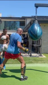 Anderson Silva Instagram - O treino não para ! 🥷🏾🥊