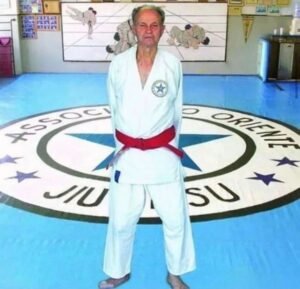 Anderson Silva Instagram - Hoje, através do amigo e mestre Ramon Lemos, fundador da Atos Jiu-Jitsu Academy, fui informado do falecimento do seu primeiro professor de BJJ, o grande mestre Amélio Arruda. Aos 92 anos, ele deixa um legado duradouro e inspirador que nunca será esquecido.
🥋🥋🥋🥋🥋🥋🥋🥋🥋🥋🥋
Mestre Amélio Arruda foi um ícone do jiu-jitsu brasileiro, fundador da renomada Academia Oriente Jiu-Jitsu em Niterói, no ano de 1964. Sua paixão e dedicação ao esporte ajudaram a moldar gerações de lutadores, transmitindo não apenas habilidades técnicas, mas também valores como disciplina, respeito e determinação.
🥋🥋🥋🥋🥋🥋🥋🥋🥋🥋🥋🥋🥋
Seu compromisso com a promoção do jiu-jitsu como um caminho para o autodesenvolvimento e a excelência esportiva deixa um impacto eterno na história do esporte. Suas lições de vida, humildade e amor pelo jiu-jitsu continuarão a inspirar aqueles que seguem seu caminho.
🥋🥋🥋🥋🥋🥋🥋🥋🥋🥋🥋
Mestre Amélio Arruda deixo aqui minhas condolências à família e todos os que tiveram a oportunidade de aprender com você descanse em paz seu espírito permanecerá vivo em todos os corações que você tocou. Descanse em paz, mestre, e obrigado por tudo o que você fez pelo jiu-jitsu e por aqueles que tiveram a honra de aprender com você …
@ramonlemos