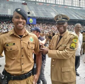 Anderson Silva Instagram - Grande @paulo_duh 

Hoje é um dia de orgulho e celebração, não apenas para você, mas para toda a nossa família. Sua jornada até aqui foi marcada por determinação, coragem e um comprometimento inabalável com o serviço público.
Ao se formar como Policial Militar, você escolheu um caminho nobre e desafiador, no qual a proteção da nossa comunidade é a sua missão principal. É admirável ver como você abraçou essa responsabilidade com paixão e dedicação.
Saiba que estamos imensamente orgulhosos de cada passo que você deu até alcançar essa conquista. Você se tornou um exemplo de integridade e coragem, inspirando a todos nós …
Enquanto você inicia essa nova fase da sua carreira, queremos que saiba que estamos ao seu lado, apoiando-o em cada turno e cada desafio que possa encontrar. Lembre-se sempre de que a sua segurança é importante para nós, assim como a de todos aqueles a quem você jurou proteger.
Parabéns, Eduardo, por essa conquista extraordinária! Continue a brilhar na sua jornada como Policial Militar e saiba que o seu compromisso com o bem-estar da nossa sociedade é verdadeiramente admirável força e honra 

Com amor e admiração