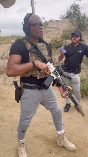 Anderson Silva Instagram - Mais um dia de treino obrigado @methodendeavors  @johnnyhg80

1. Somente aponte sua arma, carregada ou não, para onde pretenda atirar;
2. NUNCA engatilhe a arma se não for atirar;
3. A arma NUNCA deverá ser apontada em direção que não ofereça segurança;
4. Trate a arma de fogo como se ela SEMPRE estivesse carregada;
5. Antes de utilizar uma arma, obtenha informações sobre como manuseá-la com um instrutor credenciado;
6. Mantenha seu dedo estendido ao longo do corpo da arma até que você esteja realmente apontando para o alvo e pronto para o disparo;
7. Ao sacar ou coldrear uma arma, faça-o SEMPRE com o dedo estendido ao longo da arma;
8. SEMPRE se certifique de que a arma esteja descarregada antes de qualquer limpeza;
9. NUNCA deixe uma arma de forma descuidada;
10. Guarde armas e munições separadamente e em locais fora do alcance de crianças;
11.NUNCA teste as travas de segurança da arma, acionando a tecla do gatilho;
12.As travas de segurança da arma são apenas dispositivos mecânicos e não substitutos do bom senso;
13.Certifique-se de que o alvo e a zona que o circunda sejam capazes de receber os impactos de disparos com a máxima segurança;
14.NUNCA atire em superfícies planas e duras ou em água, porque os projéteis podem ricochetear;
15.NUNCA pegue ou receba uma arma, com o cano apontado em sua direção;
16.SEMPRE que carregar ou descarregar uma arma, faça com o cano apontado para uma direção segura;
17.Caso a arma “negue fogo”, mantenha-a apontada para o alvo por aproximadamente 30 segundos. Em alguns casos, pode haver um retardamento de ignição do cartucho;
18.SEMPRE que entregar uma arma a alguém, entregue-a descarregada;
19.SEMPRE que pegar uma arma, verifique se ela está realmente descarregada;
20.Verifique se a munição corresponde ao tamanho e ao calibre da arma;
21.Quando a arma estiver fora do coldre e empunhada, NUNCA a aponte para qualquer parte de seu corpo ou de outras pessoas ao seu redor, só a aponte na direção do seu alvo;