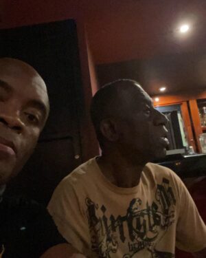 Anderson Silva Instagram - Parabéns pai. Hoje e seu dia obrigado. Feliz dia dos pais  pra todos os pais do mundo 🙏🏾🙏🏾🥰🤗🤗🤗🤗🤗🥰🙏🏾🥰🥰🥰🥰