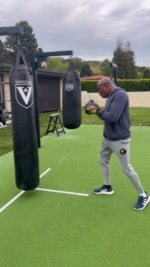 Anderson Silva Instagram - Beijo  meu povo  ps pra deixar um um grande 🤗 em cada um de vocês. 🙏🏾🙏🏾🙏🏾
Acredito que este texto vale a reflexão…
👇🏾👇🏾👇🏾👇🏾👇🏾👇🏾👇🏾👇🏾👇🏾👇🏾👇🏾👇🏾👇🏾👇🏾
Com o tempo aprendi que não adianta querer agradar a todos, pois sempre terá alguém para te criticar.
Aprendi que de nada vale ser bonzinho se no final alguém sempre irá te magoar.
Aprendi que na vida há momentos em que o necessário é ignorar os acontecimentos, pois de outra forma acabaremos ficando loucos com tanta hipocrisia.
Aprendi que sempre terá “aquela pessoa” para te julgar errado, para dizer que é invejoso, maldoso, mentiroso...
Aprendi que nunca ninguém ficará totalmente satisfeito com o que você faz.
Sendo a sim, com todos os seus erros e acertos viva verdadeiramente cada segundo de vida com amor alegria e gratidão ao  nosso Criador  DEUS
(Martha Olive)
