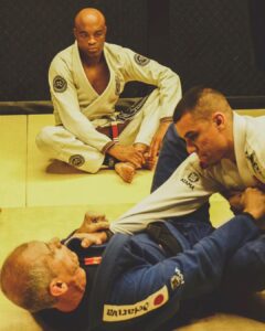 Anderson Silva Instagram - LEGADO – Carlos Drummond de Andrade Que lembrança darei ao país que me deu tudo que lembro e sei, tudo quanto senti? Na noite do sem fim, breve o tempo esqueceu minha incerta medalha, e a meu nome se ri. E mereço esperar mais do que os outros, eu? Tu não me enganas, mundo, e não te engano a ti. Esses monstros atuais, não os cativa Orfeu, a vagar, taciturno, entre o talvez e o se. Não deixarei de mim nenhum canto radioso, uma voz matinal palpitando na bruma e que arranque de alguém seu mais secreto espinho. De tudo quanto foi meu passo caprichoso na vida, restará, pois o resto se esfuma, uma pedra que havia em meio do caminho @delarivaoficial obrigado mestre seu legado se perpetua através de casa Ensinamento🥋🥋🥋🥋