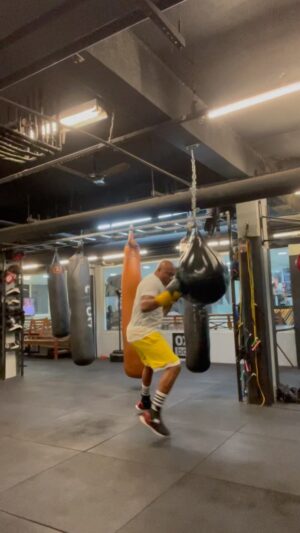 Anderson Silva Instagram - O treino não para. @adidasboxing  @silva_mtc  @spiderkick