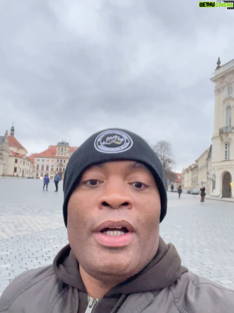 Anderson Silva Instagram - 🕍🏛️🕍🏛️🕍🏛️🕍🏛️🕍🏛️🕍🏛️🕍🏛️ Mais um dia em Praga, visitando o Castelo ao lado de pessoas incríveis. Obrigado, time. @minotauromma @flaviocanto @kyragracie @rafaelasilvaa @beatrizferreira60kg Vocês são maravilhosos. Valeu, meu amigo…@eumalvinosalvador