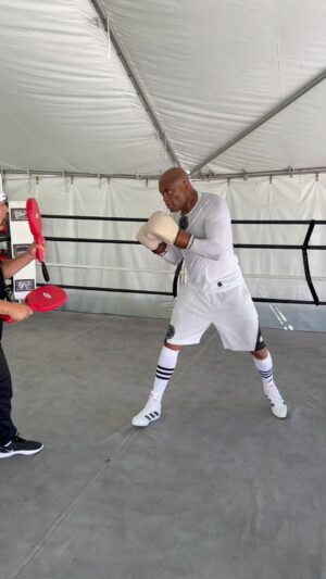 Anderson Silva Instagram - TENHO A SORTE DE FAZER PARTE DE UM GRUPO SELETO DE INDIVÍDUOS  QUE TEM O PREVILÉGIO DE FAZER  O QUE REALMENTE AMAM E FAZENDO O QUE  E PARA POUCOS❤️❤️ATÉ PORQUE 👊🏾👊🏾👊🏾👊🏾👊🏾👊🏾👊🏾👊🏾👊🏾👊🏾👊🏾
ANTES DE ENTRAR NUMA BATALHA, E PRECISO ACREDITAR NAQUILO PELO
QUAL SE ESTA LUTANDO.
(Chuang Tzu) coach @nicorobledo.jr @luiz_dorea