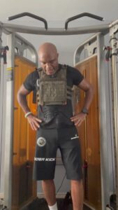 Anderson Silva Instagram - Não dê importância para os críticos que não têm a coragem de se arriscar, que não possuem a capacidade de se reinventar e superar as dificuldades por medo. Eles preferem criticar quem tem a coragem de enfrentar a vida de cabeça erguida. Não pare, não desista. Cuide do seu corpo e da sua mente; faça por você mesmo. Não tente provar nada para ninguém. É você, e somente você, que pode e tem a responsabilidade de cuidar do seu bem mais precioso. Sem desculpas, o treino não para. Beijo, meu povo. (@fernandosardinha )