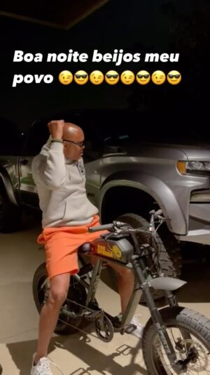 Anderson Silva Instagram - Olá, meu povo! Passando para desejar uma boa noite e deixar uma mensagem positiva 🙏🏾🙏🏾🙏🏾

Trabalhe, estude, treine e seja verdadeiro consigo mesmo. Não inveje a vida alheia e não tente ser esperto às custas dos outros. Viva sua vida com honra e felicidade, mesmo sabendo que ela não é perfeita. Afinal, a perfeição não existe; o que existe é a busca constante por melhorias. Então, faça o seu melhor com as condições que tem no momento. Assim, quando novas oportunidades surgirem, você estará ainda melhor preparado. Se não pode ajudar, ao menos não atrapalhe. E viva cada segundo com o máximo de felicidade. 🥰
@super73 
Boa noite, meu povo!