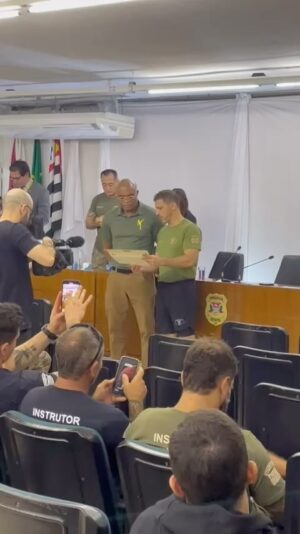 Anderson Silva Instagram - Mais uma vez, meus agradecimentos a todos os instrutores. É uma grande honra poder aprender com cada um de vocês. Saio desse curso com a certeza de que aprendi mais sobre quem eu sou. Obrigado Dr. Artur José, Dian Alexandre Oliveira, Felipe Barreto Abreu pela oportunidade e pelo convite de participar como um dos instrutores do 4º curso de operações Policiais da polícia civil do estado de SP, obrigado ao Dr. Guilherme Derrite, secretário de segurança pública do estado de SP, e à Academia da Polícia Civil.
Para materializar não poderia deixar de citar a oração das forças especiais…

Oh Poderoso Deus!
Que és o autor da liberdade e o campeão dos oprimidos,
Escutai a nossa prece!
Nós, os homens das Forças Especiais,
Reconhecemos a nossa dependência em Vós
Na preservação da liberdade humana;
Estejai conosco quando procurarmos defender os indefesos e libertar os escravizados!
Possamos sempre lembrar que nossa nação, cujo lema é:
“Ordem e Progresso,
Espera que cumpramos com nosso dever,
Por nós próprios, com honra,
E que nunca envergonhemos a nossa fé, nossas famílias ou nossos camaradas.

Dai-nos sabedoria da Vossa mente,
A coragem de Vosso coração,
A força de Vossos braços e a proteção de Vossas mãos.
É por Vós que nós combatemos
E a Vós pertencem os louros por nossa vitória.
Pois Teu é o Reino, o Poder e a Glória para sempre.
Amém! Operações policiais 
Obrigado meu grande irmão ( FÁBIO BOPPE)