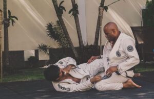 Anderson Silva Instagram - Bom dia, meu povo 🙏🏾🙏🏾🙏🏾. Agradeço a Deus por cada dia, cada amanhecer 🙏🏾🙏🏾🙏🏾🙏🏾🙏🏾. E Deus que nos permite viver dias incríveis e é Ele que nos dá a tinta para escrever a mais incrível história. Todos nós temos uma, não importa qual seja; sempre devemos agradecer e entender o momento, seja ele bom ou não. Cabe a cada um de nós aprender com as lições nos passadas durante toda a nossa jornada, escrevendo ✍️ página por página, sempre fazendo o possível com as oportunidades que temos no momento, para que, quando houver outras melhores, possamos fazer ainda melhor com tudo. Ainda assim, entender que não existe perfeição e que nossas falhas, nossos defeitos, são parte de uma evolução diária. Aprender com eles é fundamental. A única certeza que temos é que a cada dia ficamos mais próximos do fim. Sendo assim, permita-se aprender, errar, evoluir. Deus, na sua magnitude, nos proporcionou a chance de evoluir para escrever ✍️ a melhor história de nossas vidas aqui neste plano 🙏🏾🙏🏾❤️.

Melhor. E se eu chorar, usarei as lágrimas para lavar a alma. E se eu sorrir, usarei o riso para iluminar o coração. Com a fé que eu tenho, posso conquistar o impossível.

Grande irmão e amigo, Dr. @rubensalb, obrigado por tudo, sempre. @delarivaoficial